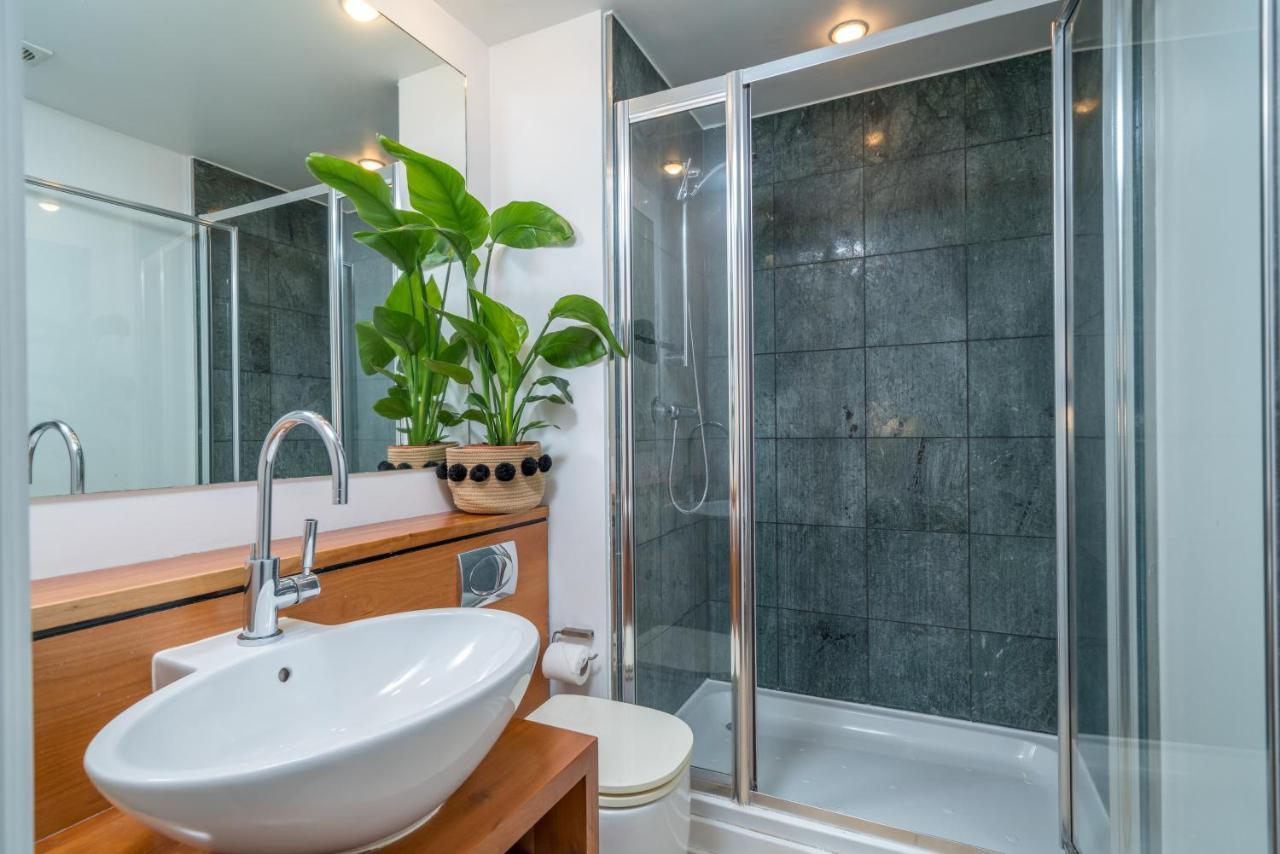 2 Bedroom Apartment With Park Views Shoreditch London Bagian luar foto