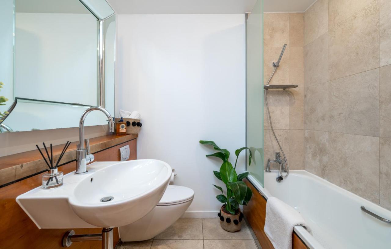 2 Bedroom Apartment With Park Views Shoreditch London Bagian luar foto