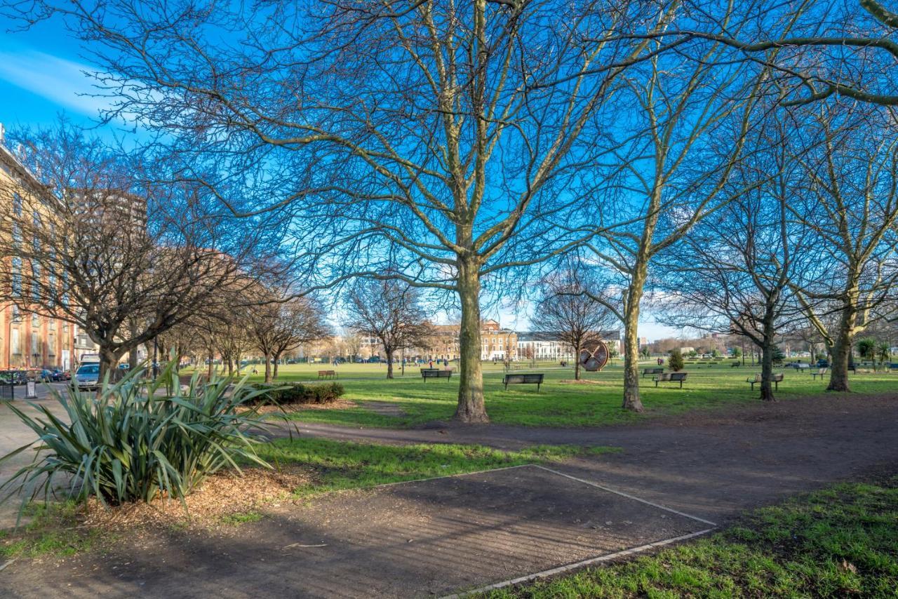2 Bedroom Apartment With Park Views Shoreditch London Bagian luar foto