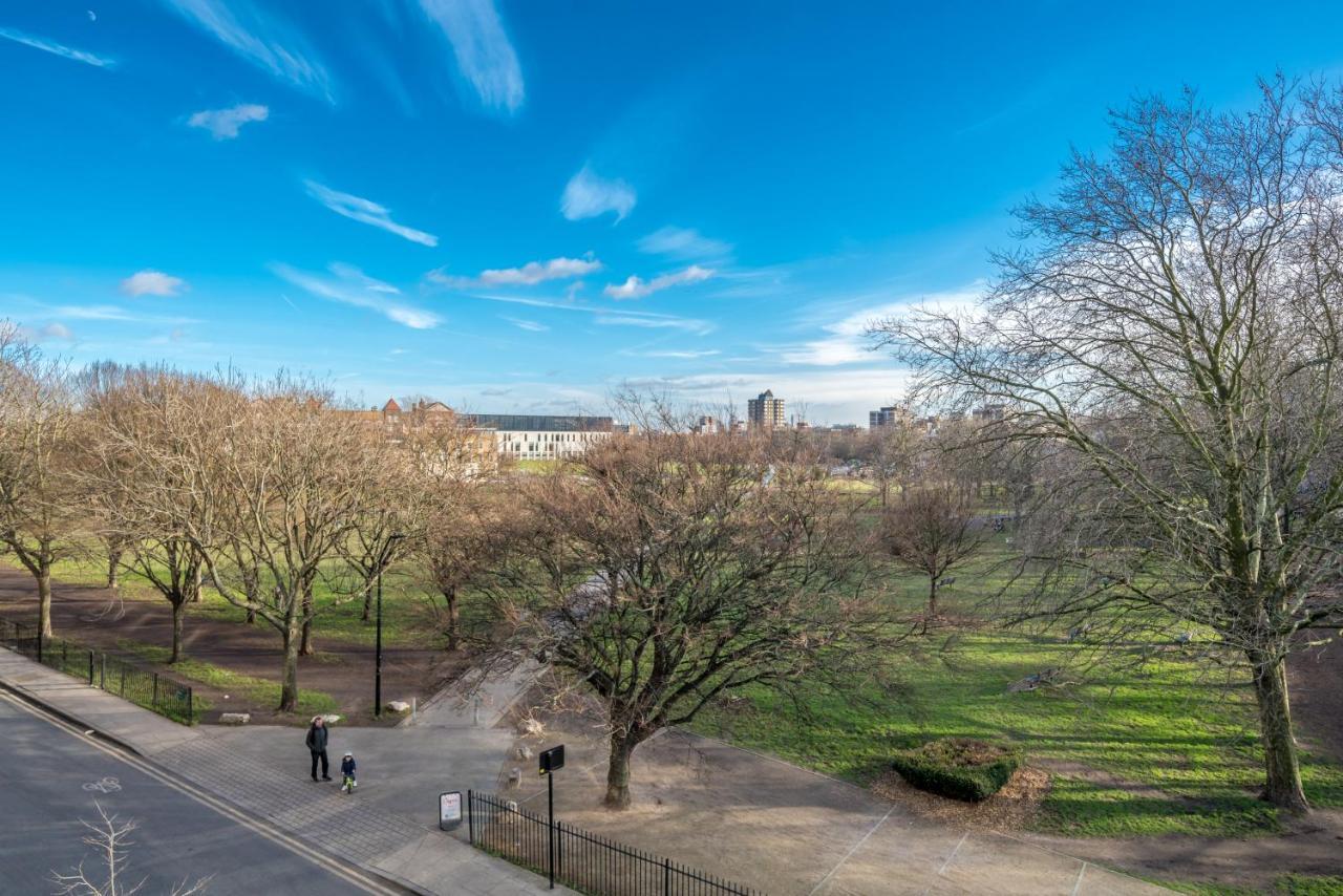 2 Bedroom Apartment With Park Views Shoreditch London Bagian luar foto